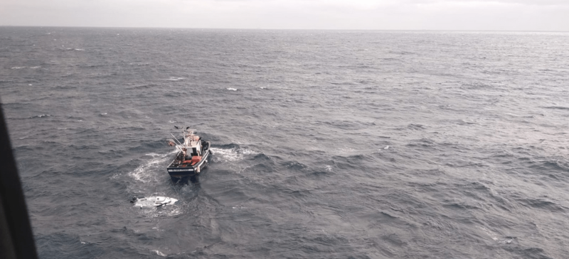 Un helicóptero, una salvamar, una moto de agua y un pesquero participaron en el operativo de rescate / TA